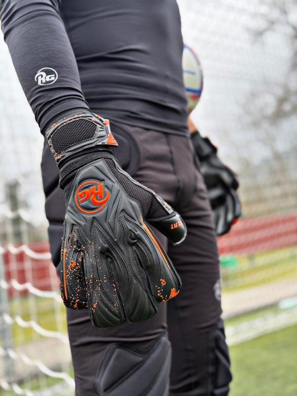 RG Gloves ASPRO BLACKOUT 26/27 голмански ракавици со All-Black дизајн
